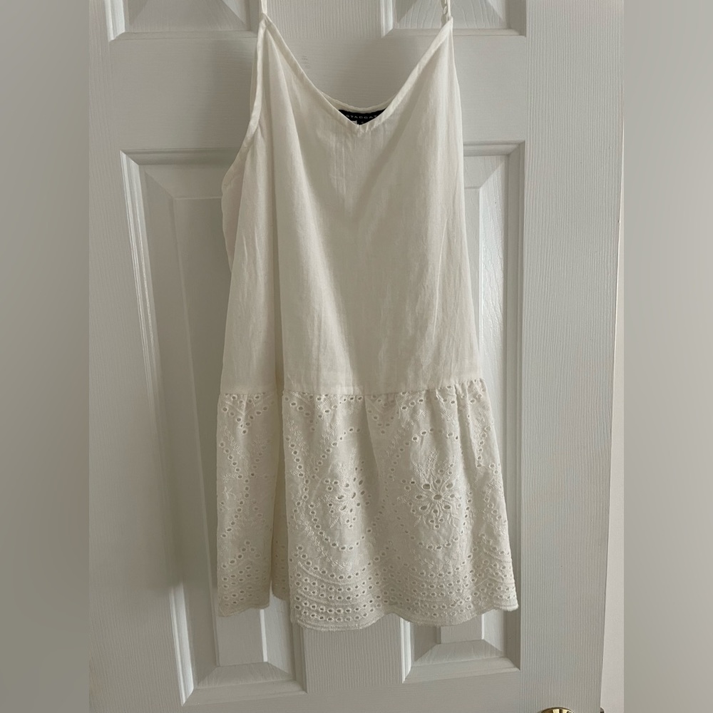 Off white islet tank